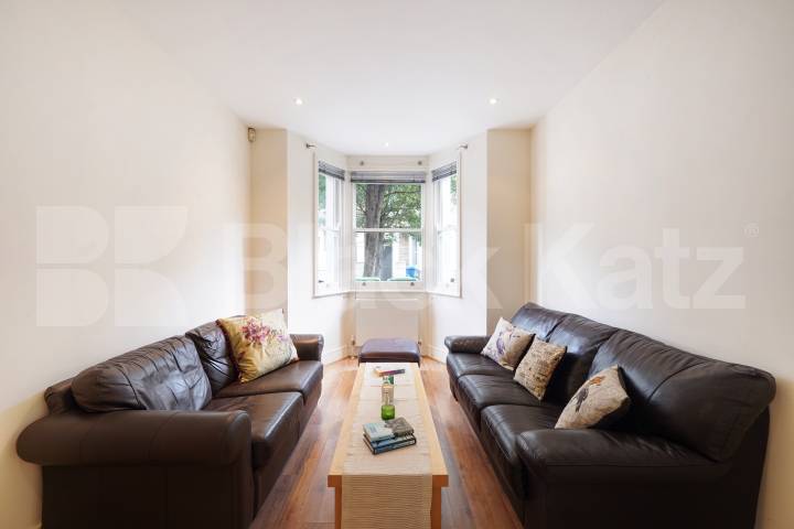 Boasting over 1350 Sq.Ft. of living and entertaining space Marcia Road, London Bridge